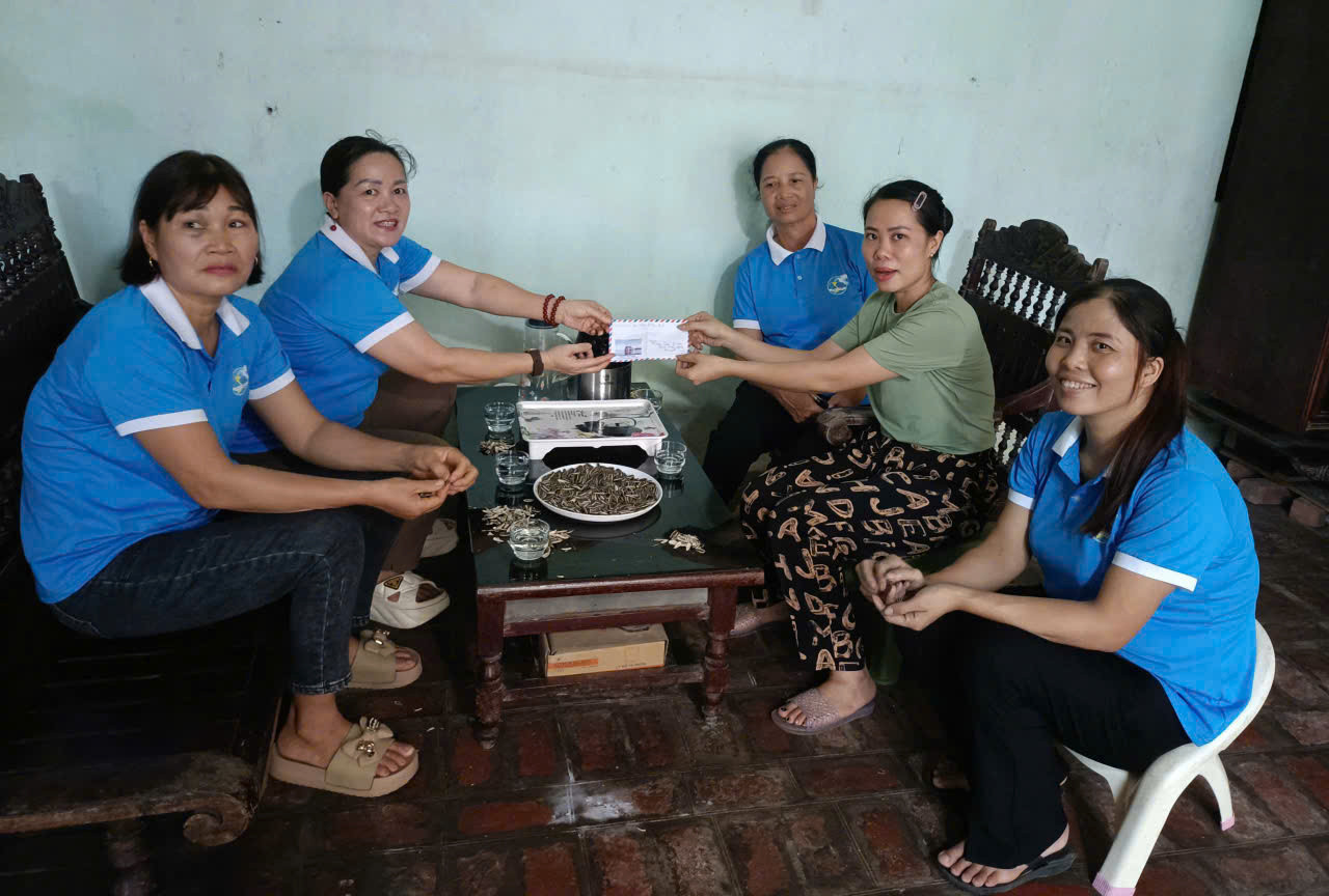 Chị em phụ nữ thôn 5, xã Thuần Mỹ, huyện Ba Vì tặng quà cho hội viên khó khăn từ tiền bán rác tái chế.