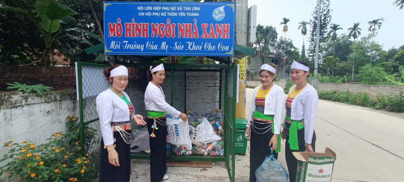 Hội viên phụ nữ xã Tản Lĩnh triển khai mô hình Ngôi nhà xanh.