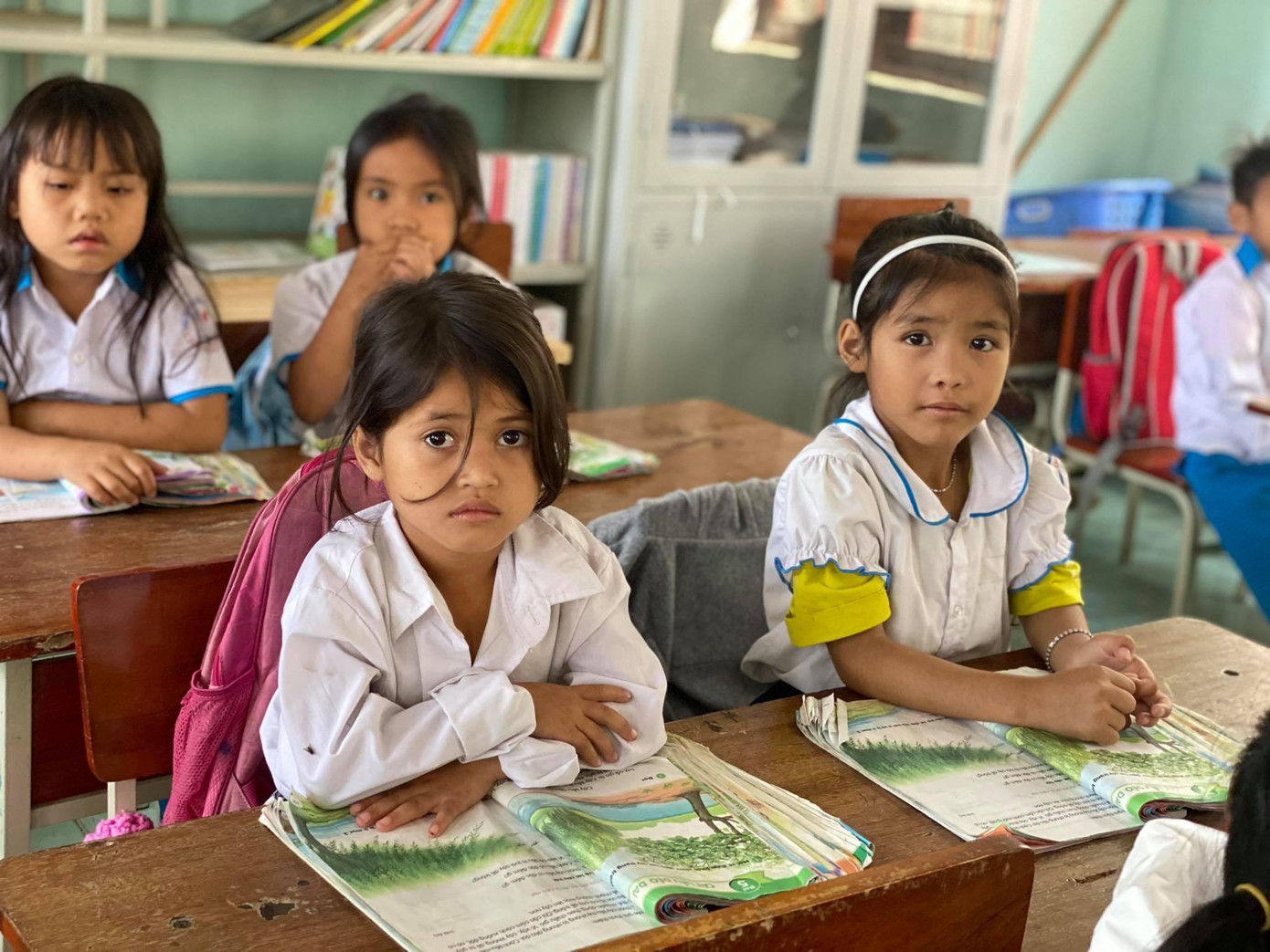 Làm sao để thầy cô đi dạy mà thương yêu học trò như chính con em mình. Làm sao để thầy cô đi dạy mà thương yêu học trò như chính con em mình.