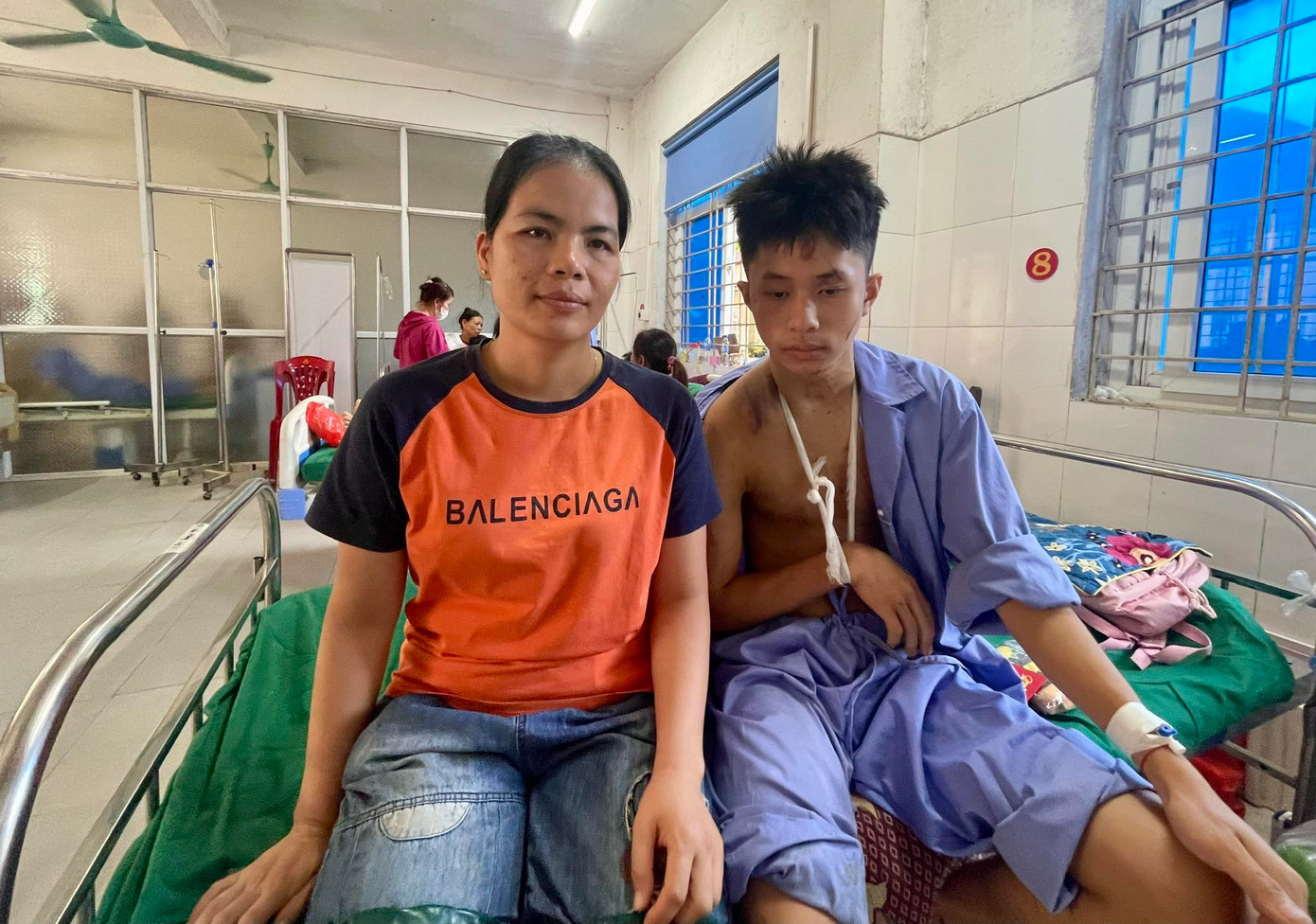 Em Nguyễn Văn Hành, lớp 12, Trường THPT số 1 Bảo Yên cùng cô giáo chủ nhiệm. Được thầy Khang nhận "nuôi", từ nay Hành sẽ không phải bỏ học, đi làm kiếm tiền nữa. Em Nguyễn Văn Hành, lớp 12, Trường THPT số 1 Bảo Yên cùng cô giáo chủ nhiệm. Được thầy Khang nhận "nuôi", từ nay Hành sẽ không phải bỏ học, đi làm kiếm tiền nữa.