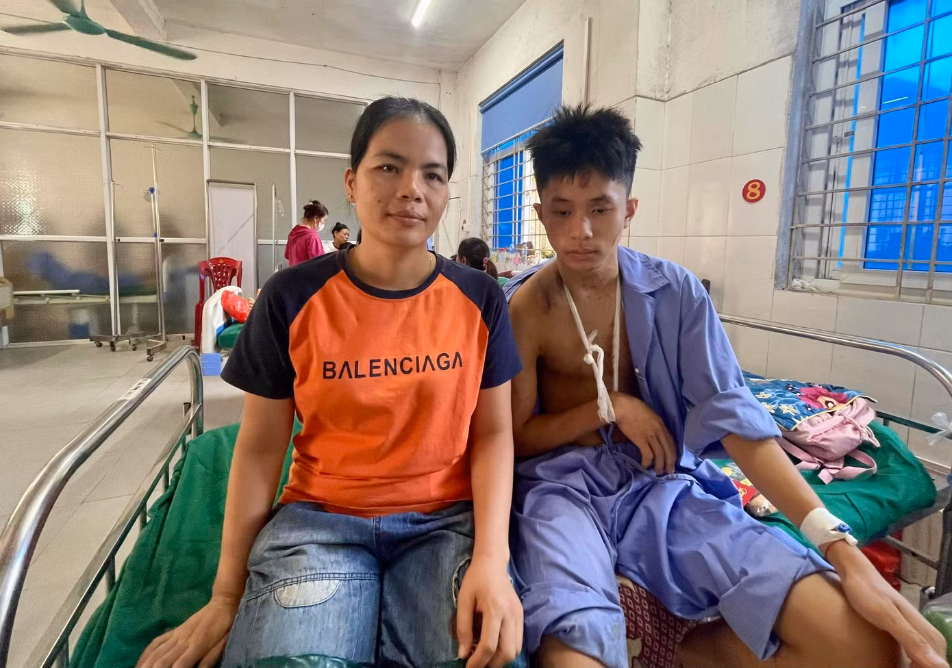 Em Nguyễn Văn Hành, lớp 12, Trường THPT số 1 Bảo Yên cùng cô giáo chủ nhiệm. Được thầy Khang nhận "nuôi", từ nay Hành sẽ không phải bỏ học, đi làm kiếm tiền nữa. Em Nguyễn Văn Hành, lớp 12, Trường THPT số 1 Bảo Yên cùng cô giáo chủ nhiệm. Được thầy Khang nhận "nuôi", từ nay Hành sẽ không phải bỏ học, đi làm kiếm tiền nữa.