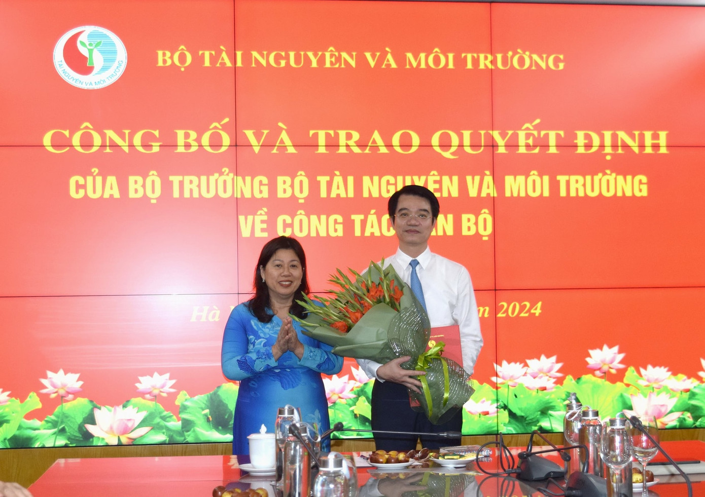 Thứ trưởng Bộ Tài nguyên và Môi trường Nguyễn Thị Phương Hoa trao quyết định bổ nhiệm cho ông Phạm Tân Tuyến.