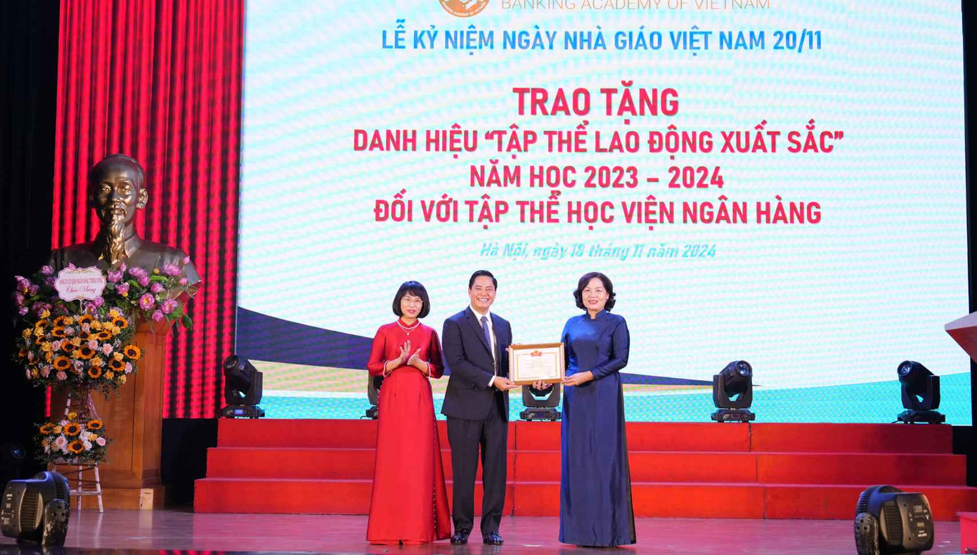 Học viện Ngân hàng nhận danh hiệu Tập thể lao động xuất sắc năm học 2023-2024.