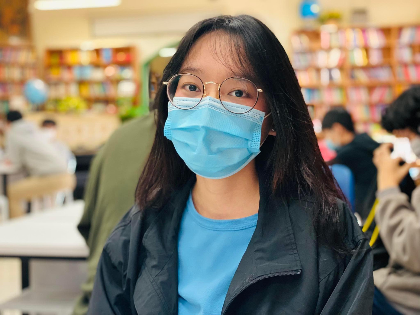 Trong phòng chờ sau tiêm, Lê Thảo Quỳnh Vi, lớp 12, THPT Phan Huy Chú nói rằng, em rất vui vì được tiêm vắc xin, cũng háo hức vì tiêm xong sẽ sớm được đến trường.