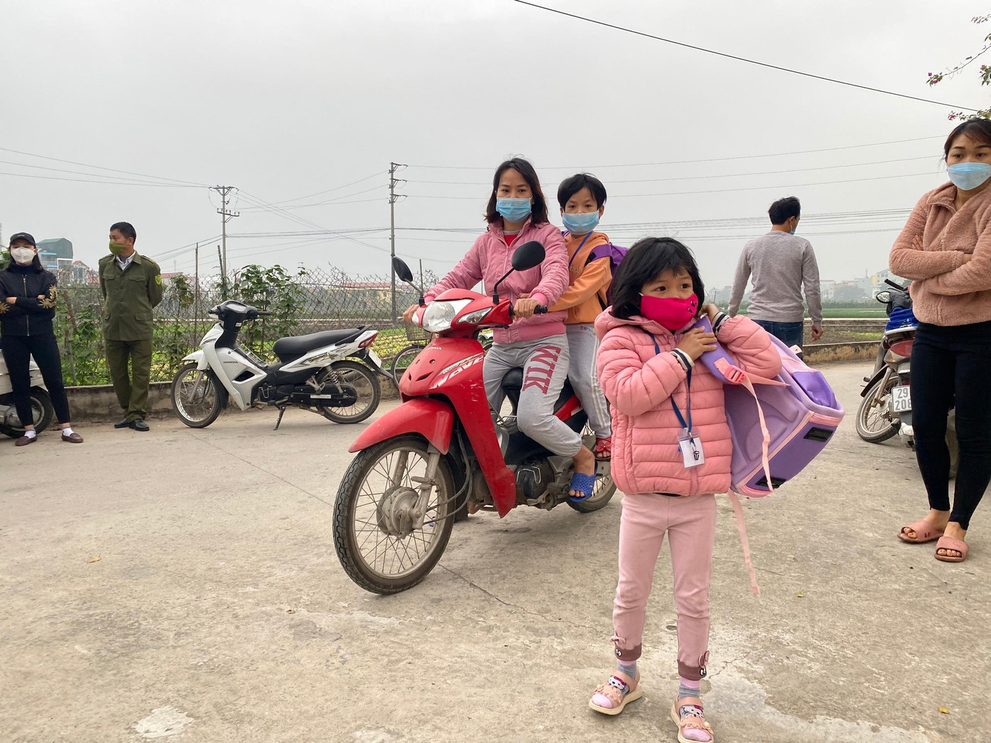 Phụ huynh đưa con đến cổng trường, giáo viên đón học sinh vào lớp. Phụ huynh đưa con đến cổng trường, giáo viên đón học sinh vào lớp.