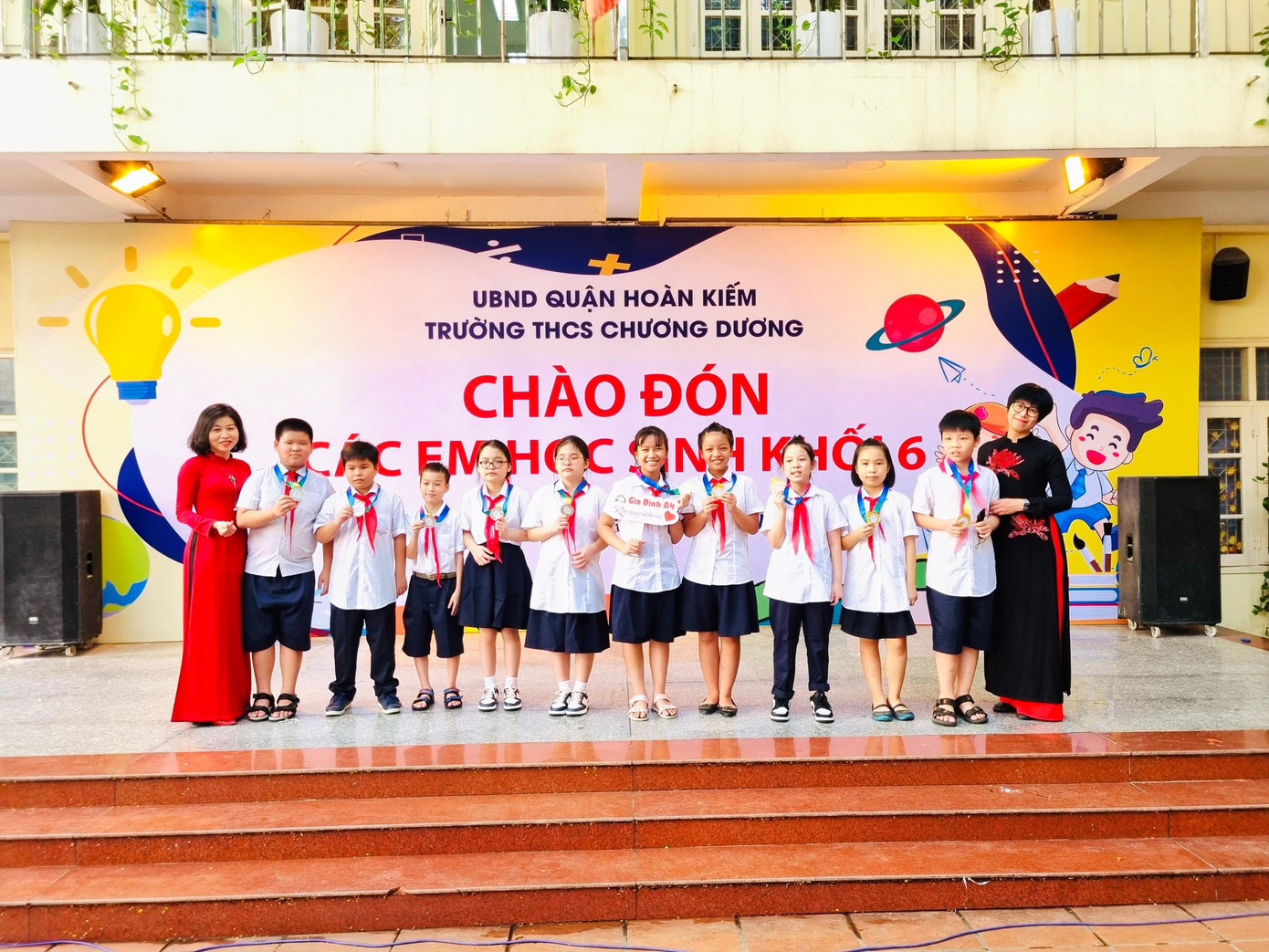 Nhà trường chào đón học sinh đầu cấp vui tươi, ấn tượng. Nhà trường chào đón học sinh đầu cấp vui tươi, ấn tượng.