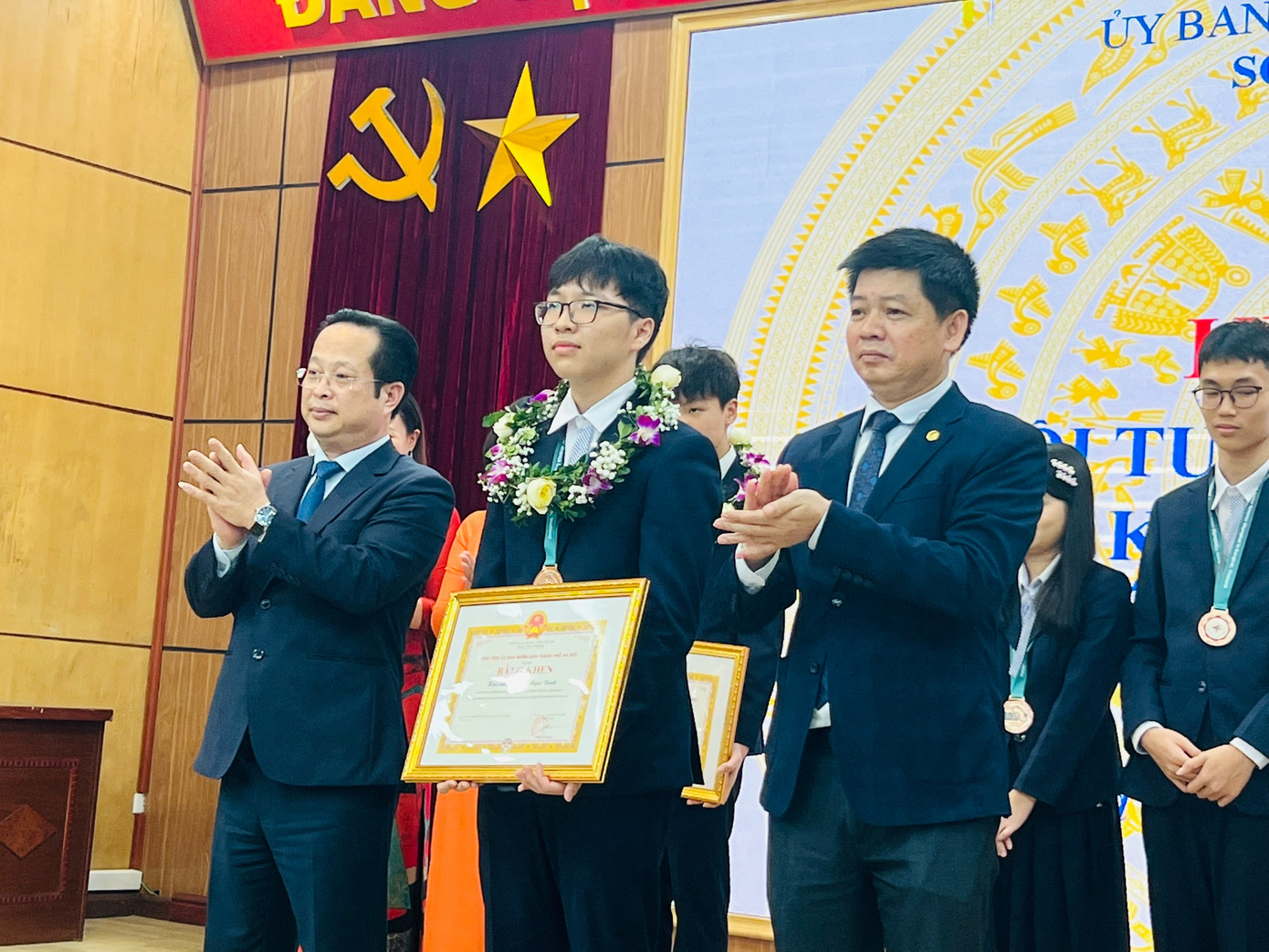 Lãnh đạo Sở GD&amp;ĐT Hà Nội trao Bằng khen cho học sinh.