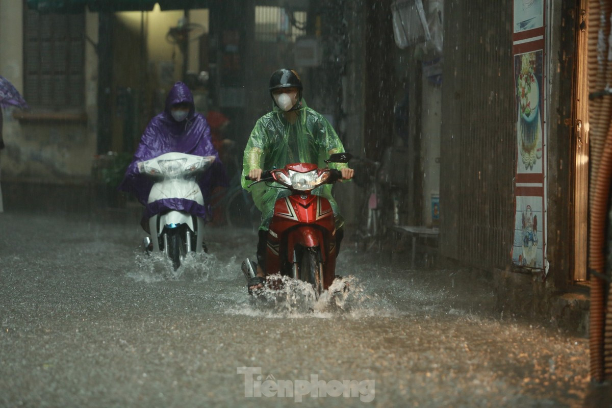 Cơ quan khí tượng cảnh báo nhiều tuyến phố Hà Nội có thể bị ngập sâu trong tối nay do mưa lớn. Cơ quan khí tượng cảnh báo nhiều tuyến phố Hà Nội có thể bị ngập sâu trong tối nay do mưa lớn.