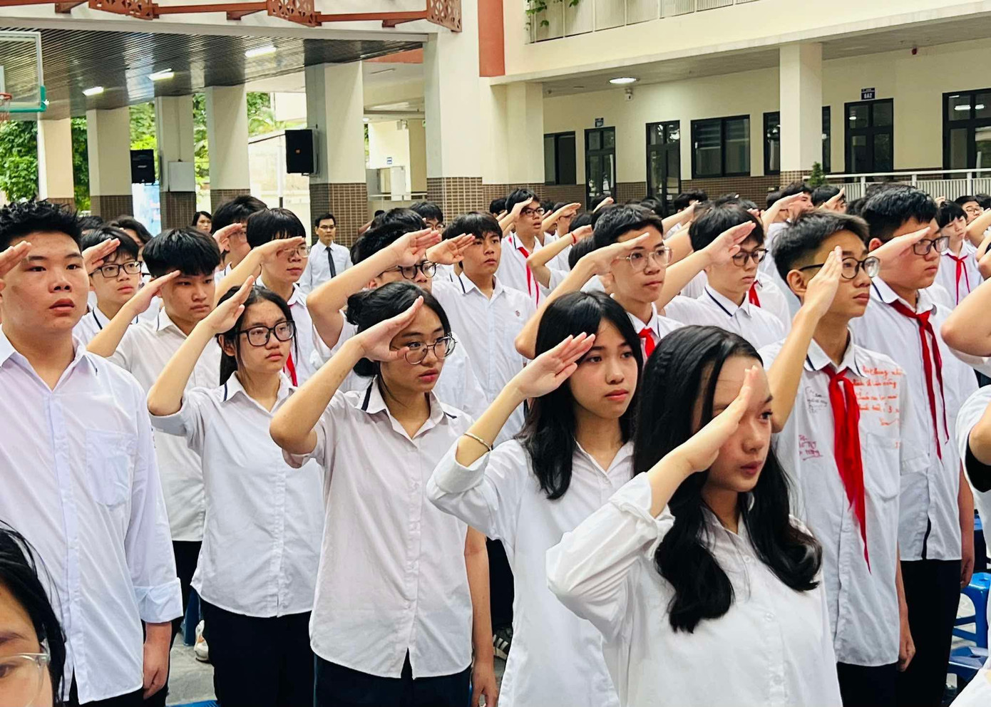 Gần 500 học sinh lớp 9 thực hiện nghi lễ Chào cờ trước khi nói lời tạm biệt mái trường. Không ít em lưu luyến mặc lại chiếc áo ghi dấu ấn của tình bạn với những lời chúc may mắn, đỗ trường chuyên, nguyện vọng 1. Gần 500 học sinh lớp 9 thực hiện nghi lễ Chào cờ trước khi nói lời tạm biệt mái trường. Không ít em lưu luyến mặc lại chiếc áo ghi dấu ấn của tình bạn với những lời chúc may mắn, đỗ trường chuyên, nguyện vọng 1.