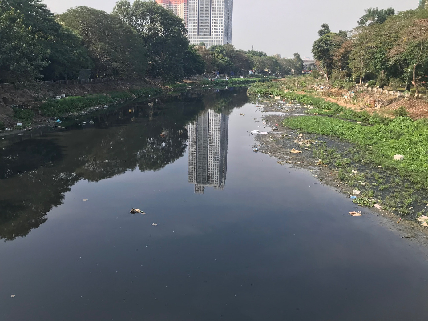 Sông Nhuệ tại Hà Nội ô nhiễm nghiêm trọng nhiều năm qua. Ảnh: Hùng Nguyễn.