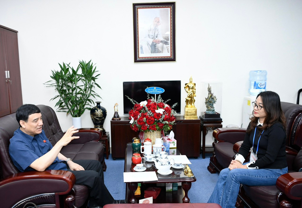 Phóng viên báo Tiền Phong phỏng vấn PGS.TS Nguyễn Đắc Vinh. (ảnh: Như Ý)