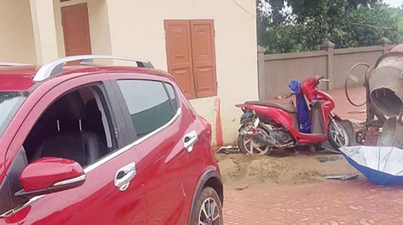 Đã từng có sự việc ô tô đi xe vào sân trường gây tai nạn đáng tiếc cho học sinh. Đã từng có sự việc ô tô đi xe vào sân trường gây tai nạn đáng tiếc cho học sinh.