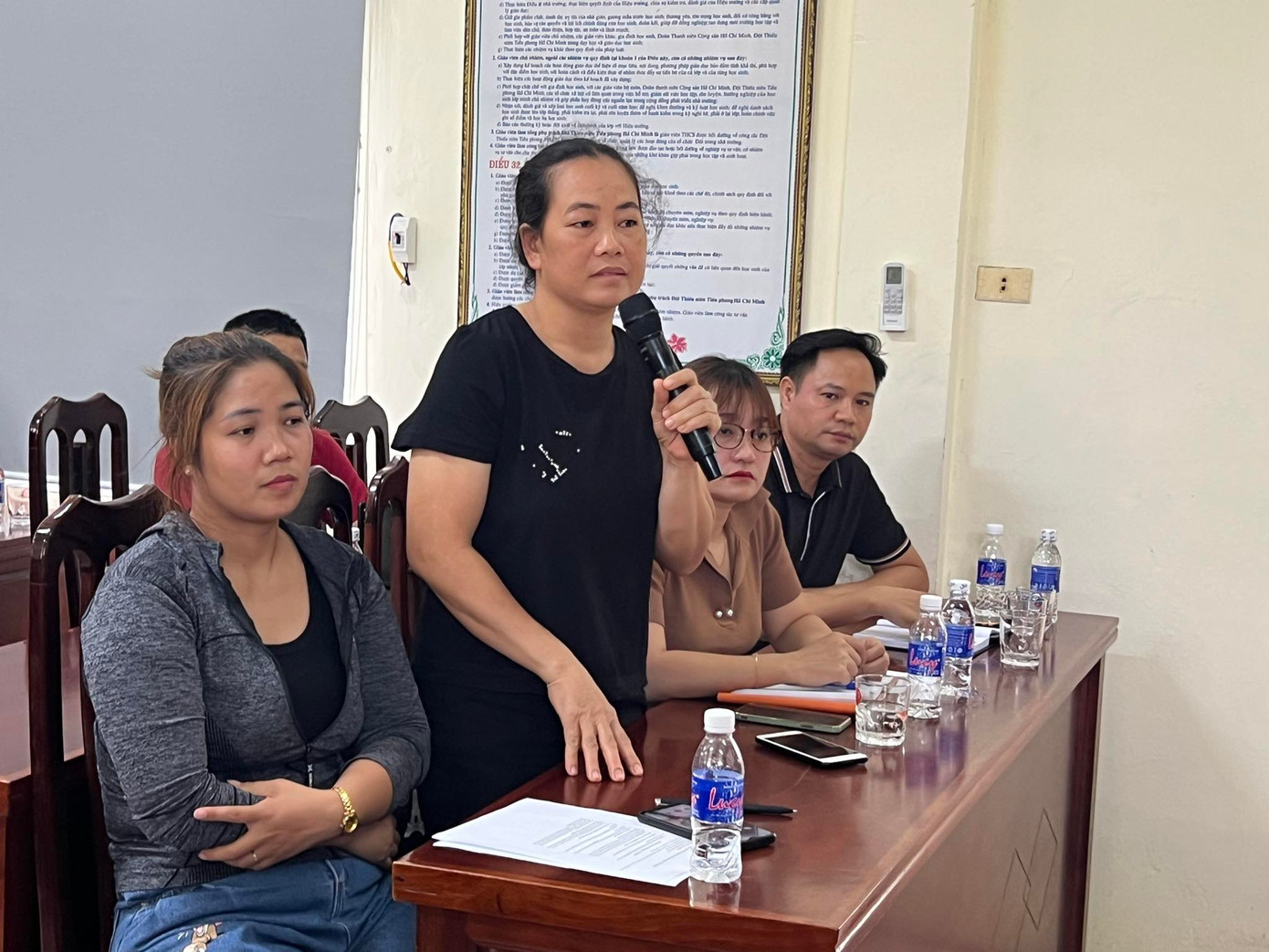 Phụ huynh này nhấn mạnh, ngoài dạy học, nhà trường có trách nhiệm giám sát bữa ăn, đảm bảo đủ chất và lượng cho học sinh. "Hằng ngày, phụ huynh còn phải đi làm kiếm tiền, không thể ngày nào cũng đến trường để giám sát bữa ăn", phụ huynh này nói. Phụ huynh này nhấn mạnh, ngoài dạy học, nhà trường có trách nhiệm giám sát bữa ăn, đảm bảo đủ chất và lượng cho học sinh. "Hằng ngày, phụ huynh còn phải đi làm kiếm tiền, không thể ngày nào cũng đến trường để giám sát bữa ăn", phụ huynh này nói.