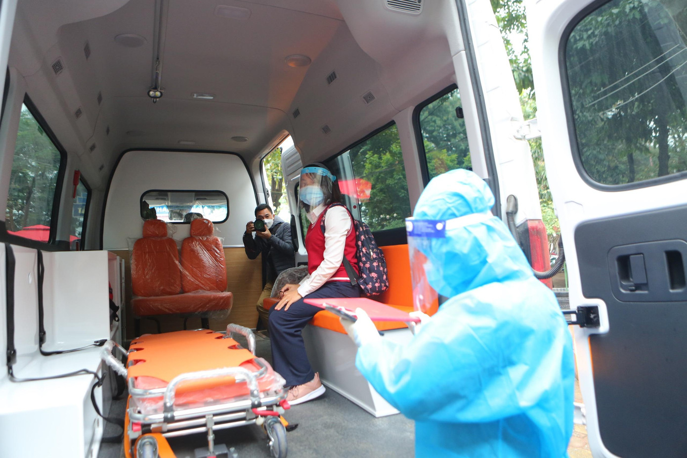 Học sinh F0 được xe của lực lượng Y tế đến đưa đi điều trị. Học sinh F0 được xe của lực lượng Y tế đến đưa đi điều trị.