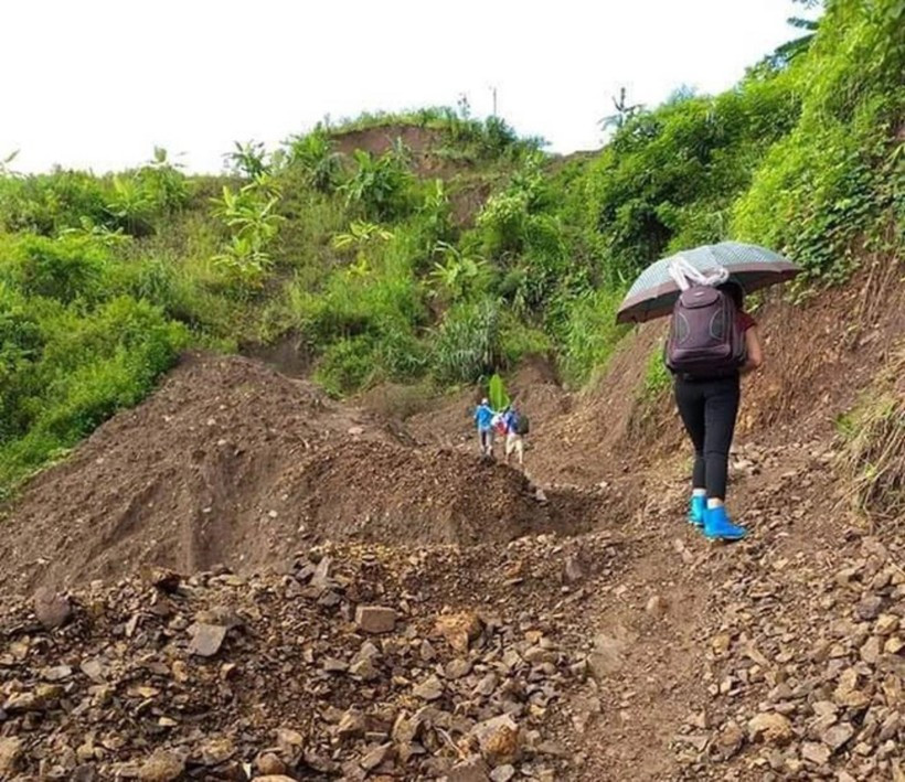 Có cô giáo mỗi ngày đều đặn đi về 100 cây số dạy học trong nhiều năm Có cô giáo mỗi ngày đều đặn đi về 100 cây số dạy học trong nhiều năm