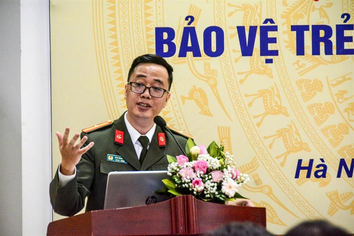 Thiếu tá Đào Mạnh Tú cảnh báo, trẻ tự do sử dụng mạng sẽ đối mặt với những nguy cơ, rủi ro như: tình trạng bắt nạt trực tuyến, xâm hại trực tuyến; tiếp cận các nội dung độc hại.