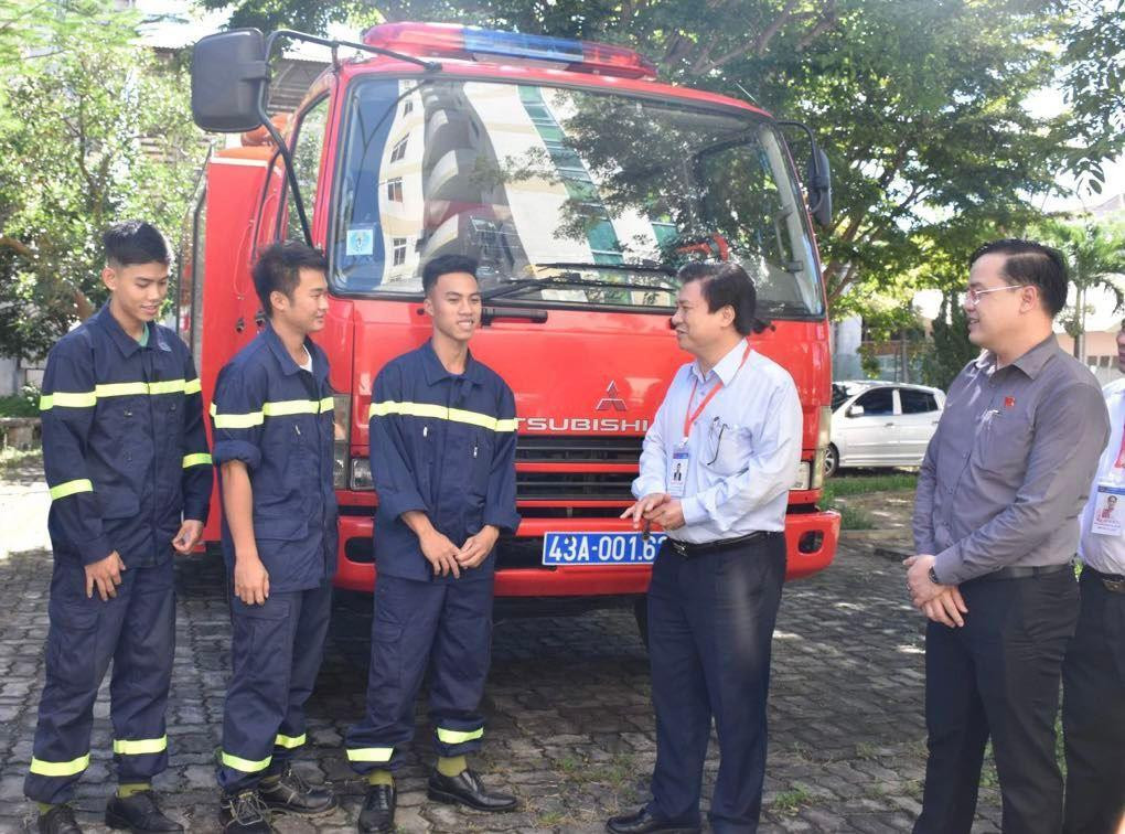 Xe cứu hoả được TP Đà Nẵng điều động đến điểm chấm thi để phòng cháy chữa cháy kịp thời, đảm bảo an toàn bài thi. Xe cứu hoả được TP Đà Nẵng điều động đến điểm chấm thi để phòng cháy chữa cháy kịp thời, đảm bảo an toàn bài thi.