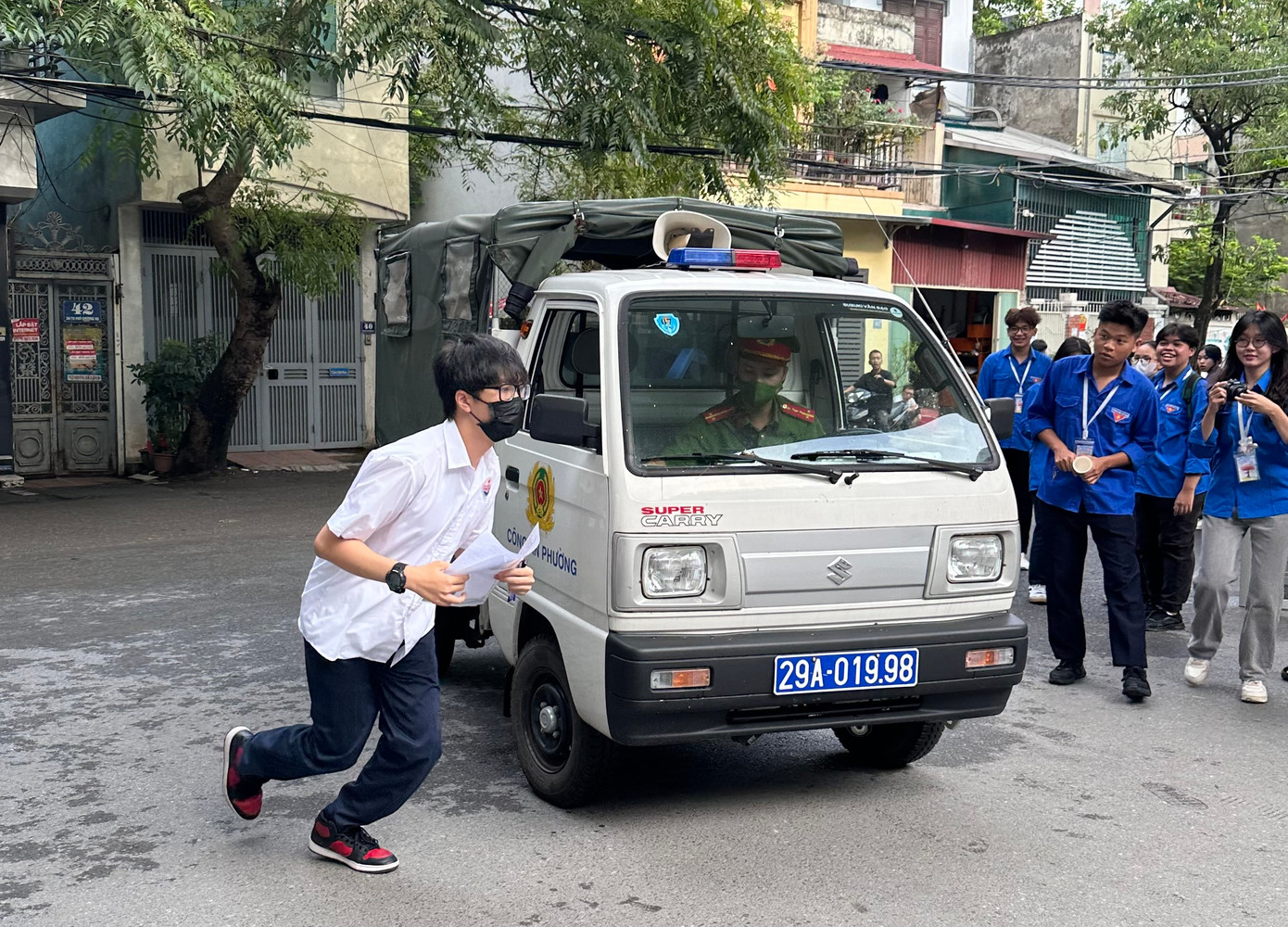 Một thí sinh đến nhầm điểm thi được lực lượng công an dùng xe chở đến đến thi. Một thí sinh đến nhầm điểm thi được lực lượng công an dùng xe chở đến đến thi.