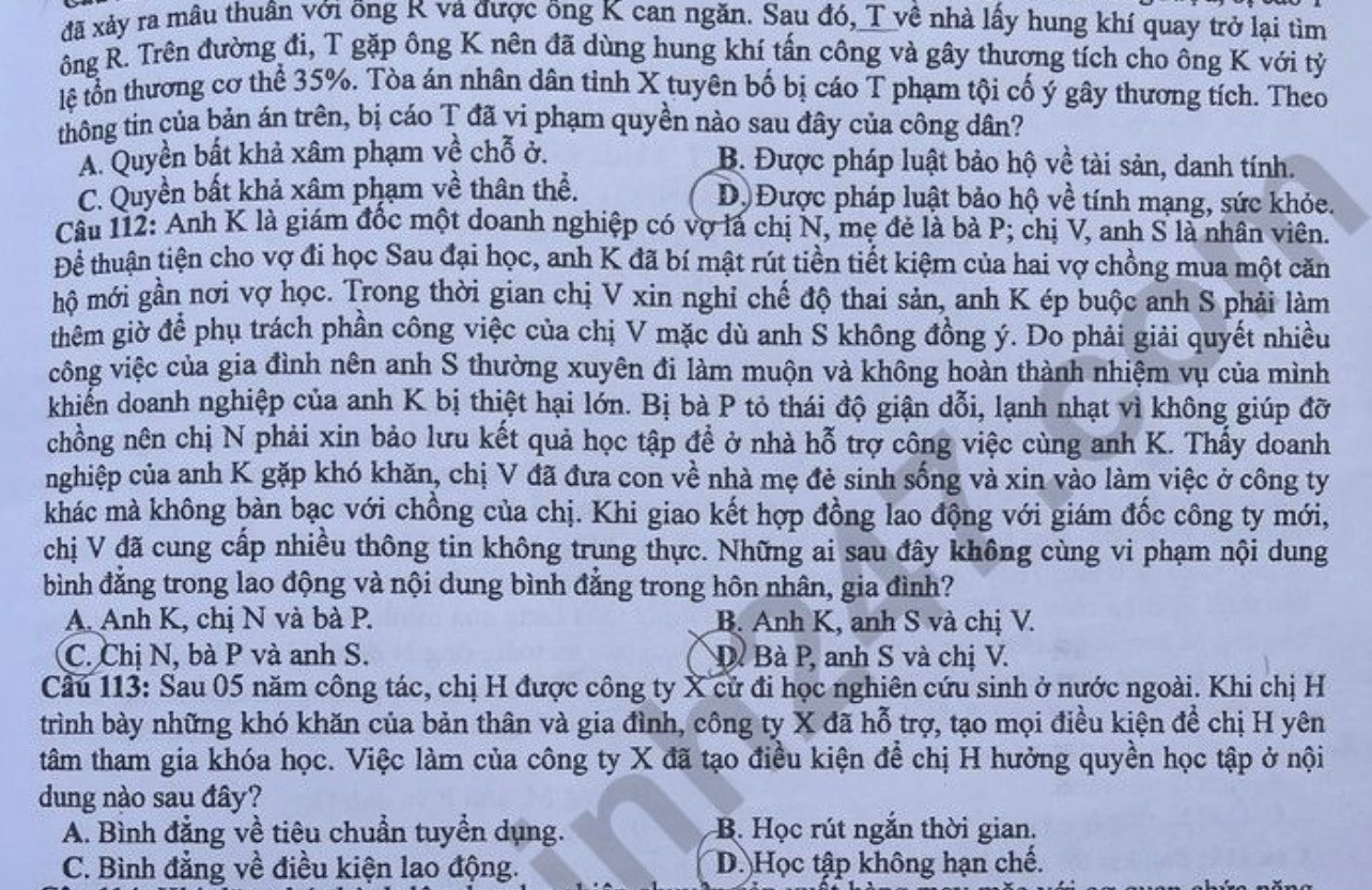 Đề thi môn Giáo dục công dân đưa ra những tình huống để thí sinh chọn lựa đáp án đúng. Đề thi môn Giáo dục công dân đưa ra những tình huống để thí sinh chọn lựa đáp án đúng.