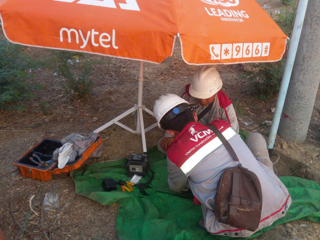 Các cán bộ Viettel khôi phục mạng lưới liên lạc tại những khu vực bị mất sóng sau động đất.