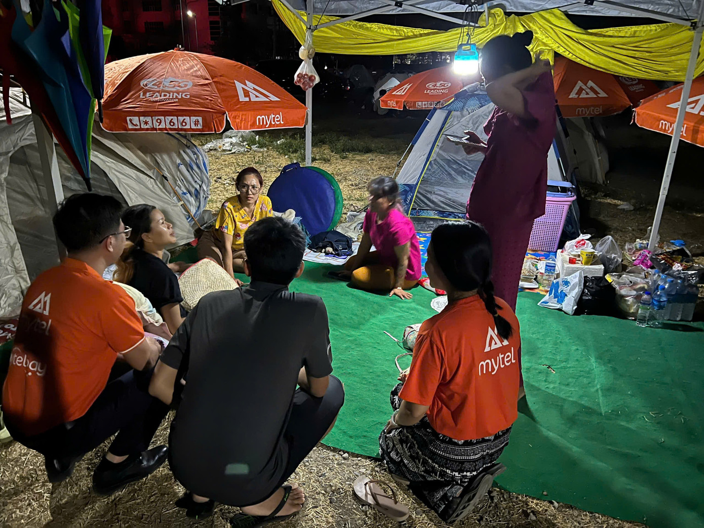 Viettel tham gia vào công tác hỗ trợ người dân Myanmar sau thảm hoạ động đất.