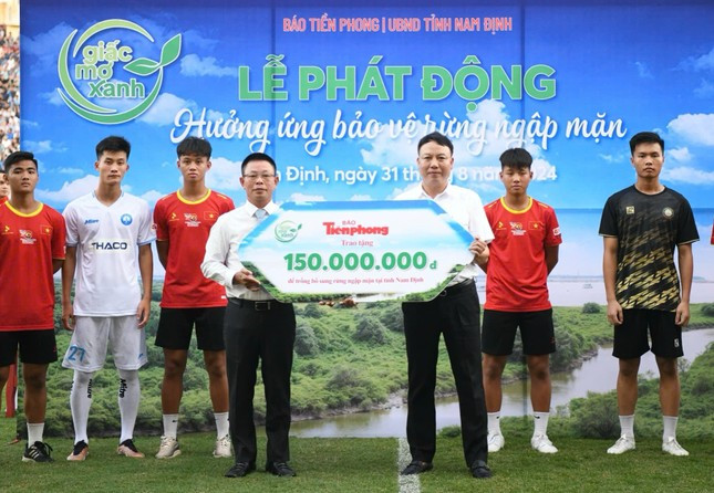 Nhà báo Phùng Công Sưởng - Tổng biên tập báo Tiền Phong, đồng Trưởng ban Tổ chức trận Siêu Cúp bóng đá Quốc gia – Cúp THACO 2023/2024, trao biểu trưng trồng mới 1ha rừng ngập mặn tại Nam Định. Ông Mai Quang Tuấn - Chi Cục trưởng Chi cục Kiểm lâm, đại diện Sở Nông nghiệp và Phát triển nông thôn, nhận biểu trưng từ Ban tổ chức.