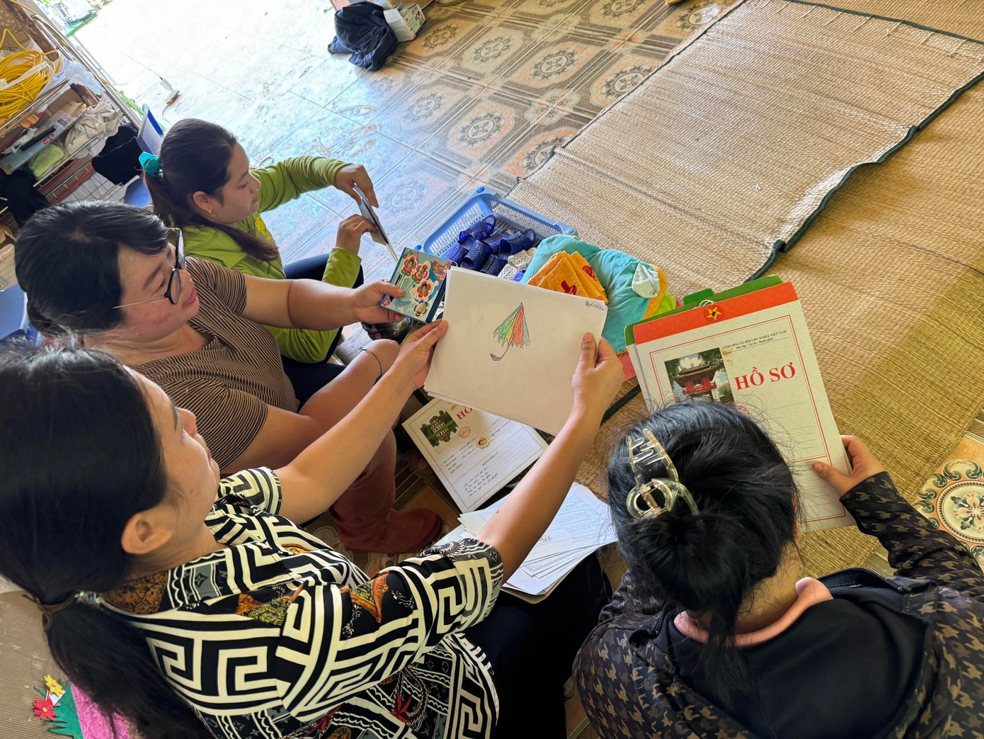 Sau lũ, nhiều đứa trẻ ở Trường mầm non số 1 Phúc Khánh đã ra đi, chỉ còn sót lại những kỷ vật như: hồ sơ, tranh vẽ, những chiếc khăn mặt, bút tô màu...