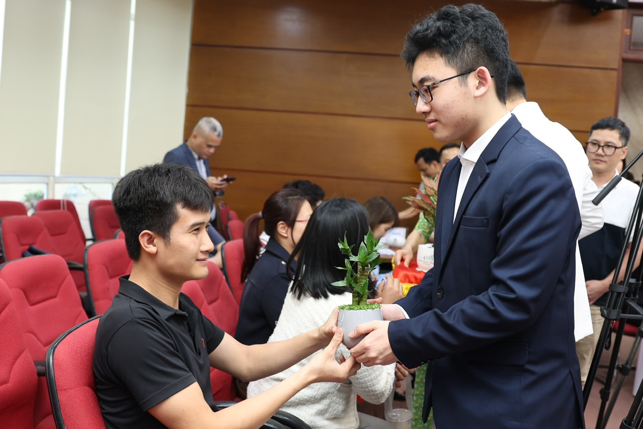 Gương mặt trẻ Việt Nam tiêu biểu năm 2022 Võ Hoàng Hải tặng cây đại biểu tham dự họp báo.