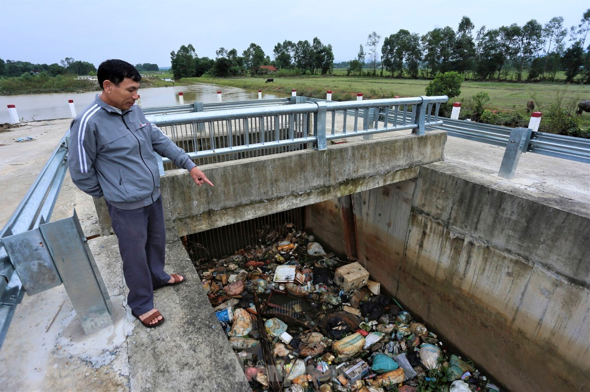 Rác thải tại lòng kênh Ngàn Trươi – Cẩm Trang (Hà Tĩnh) gây ô nhiễm môi trường. Ảnh: Phạm Trường. Rác thải tại lòng kênh Ngàn Trươi – Cẩm Trang (Hà Tĩnh) gây ô nhiễm môi trường. Ảnh: Phạm Trường.