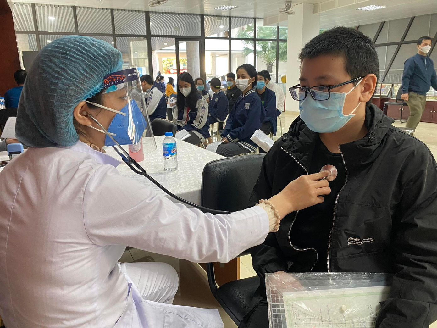 Trước đó, tỉ lệ phụ huynh cho con ở bậc THCS- THPT tiêm vắc xin đạt gần 100%. Trước đó, tỉ lệ phụ huynh cho con ở bậc THCS- THPT tiêm vắc xin đạt gần 100%.