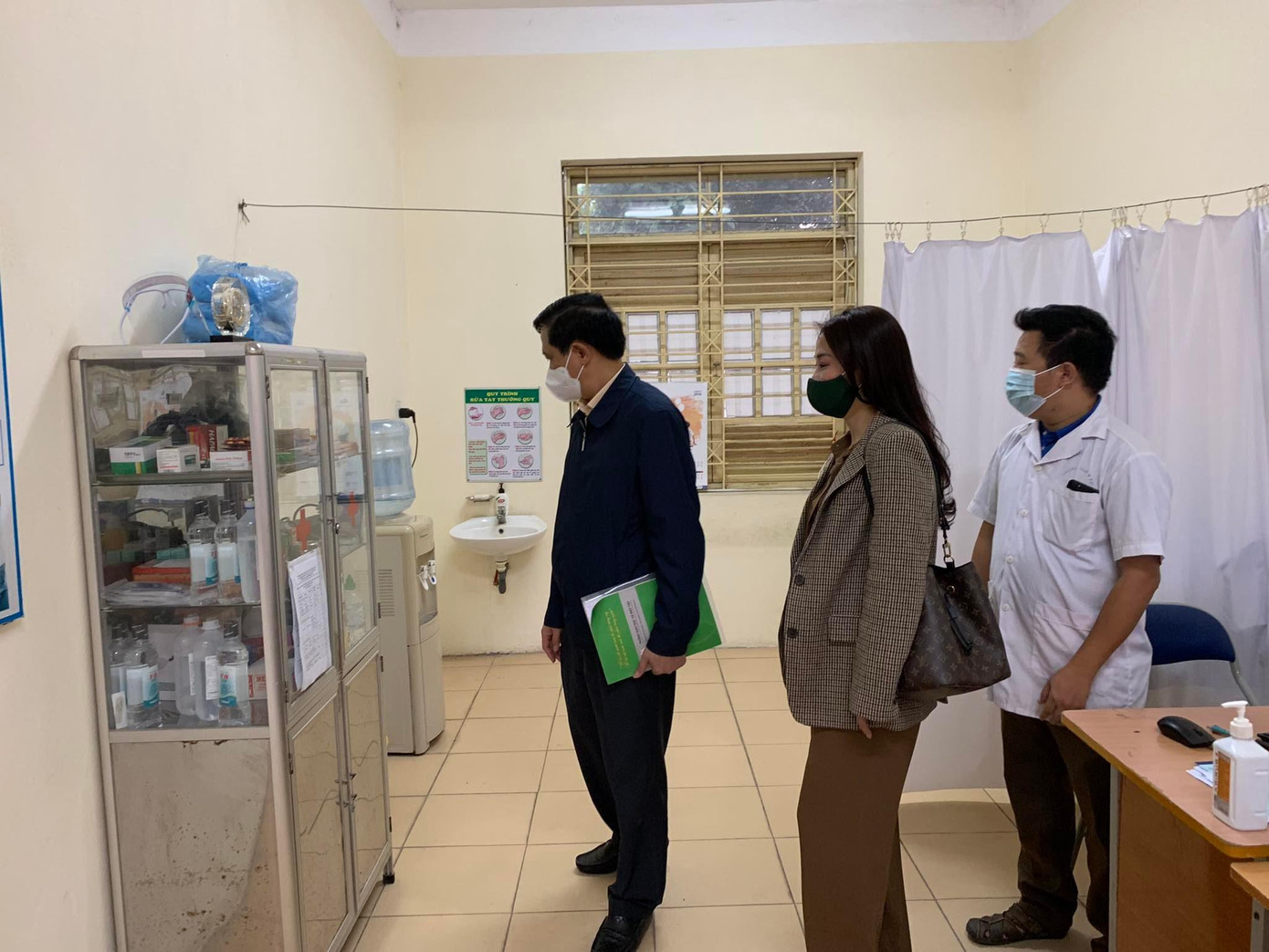 Lãnh đạo Sở GD&amp;ĐT Hà Nội kiểm tra việc chuẩn bị phòng y tế của các nhà trường.