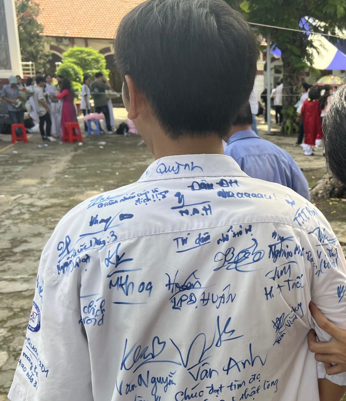 Thầy cô giáo khuyên học sinh nên mặc đồng phục của trường trong các ngày thi. Thầy cô giáo khuyên học sinh nên mặc đồng phục của trường trong các ngày thi.