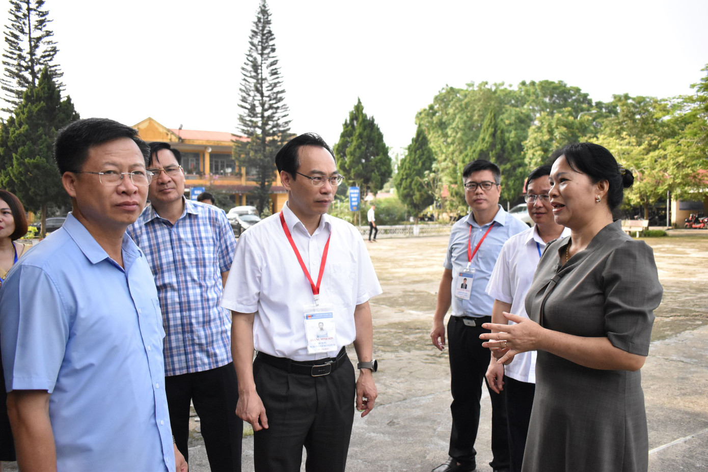 Thứ trưởng Bộ GD&ĐT Hoàng Minh Sơn cùng đoàn công tác của Bộ GD&ĐT kiểm tra việc chuẩn bị kỳ thi tại Bắc Kạn hôm nay (20/6). Thứ trưởng Bộ GD&ĐT Hoàng Minh Sơn cùng đoàn công tác của Bộ GD&ĐT kiểm tra việc chuẩn bị kỳ thi tại Bắc Kạn hôm nay (20/6).