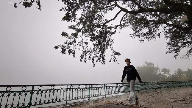 Miền Bắc chìm trong sương mù nhiều ngày tới. Ảnh: Hoàng Mạnh Thắng.