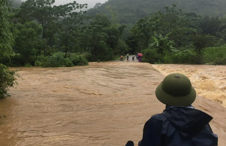 Hoà Bình bố trí lực lượng, phương tiện túc trực ở những điểm có nguy cơ ngập nước, sạt lở nhằm hỗ trợ thí sinh đi qua. Hoà Bình bố trí lực lượng, phương tiện túc trực ở những điểm có nguy cơ ngập nước, sạt lở nhằm hỗ trợ thí sinh đi qua.