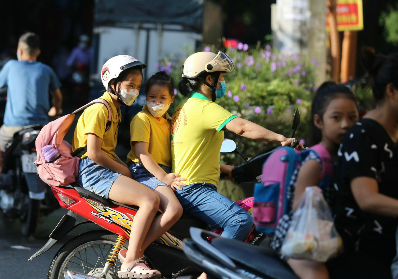 Phụ huynh cho biết, để nộp hồ sơ dự tuyển, gia đình đã cho con luyện thi từ sớm rất vất vả.