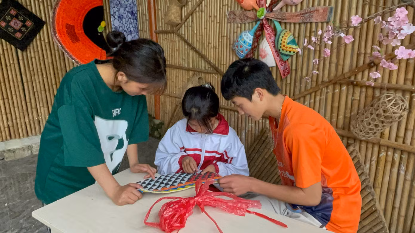 Cùng nhau đan các sản phẩm từ túi ni lông, dây dứa.