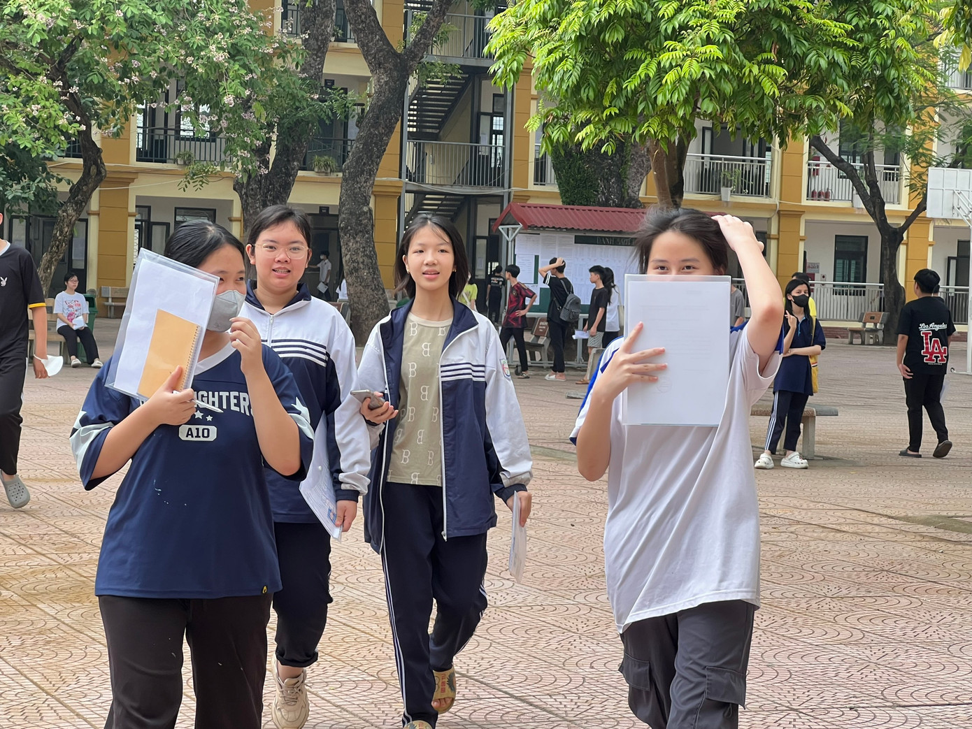 Thí sinh vui vẻ rời điểm thi sau buổi sáng nay. Thí sinh vui vẻ rời điểm thi sau buổi sáng nay.