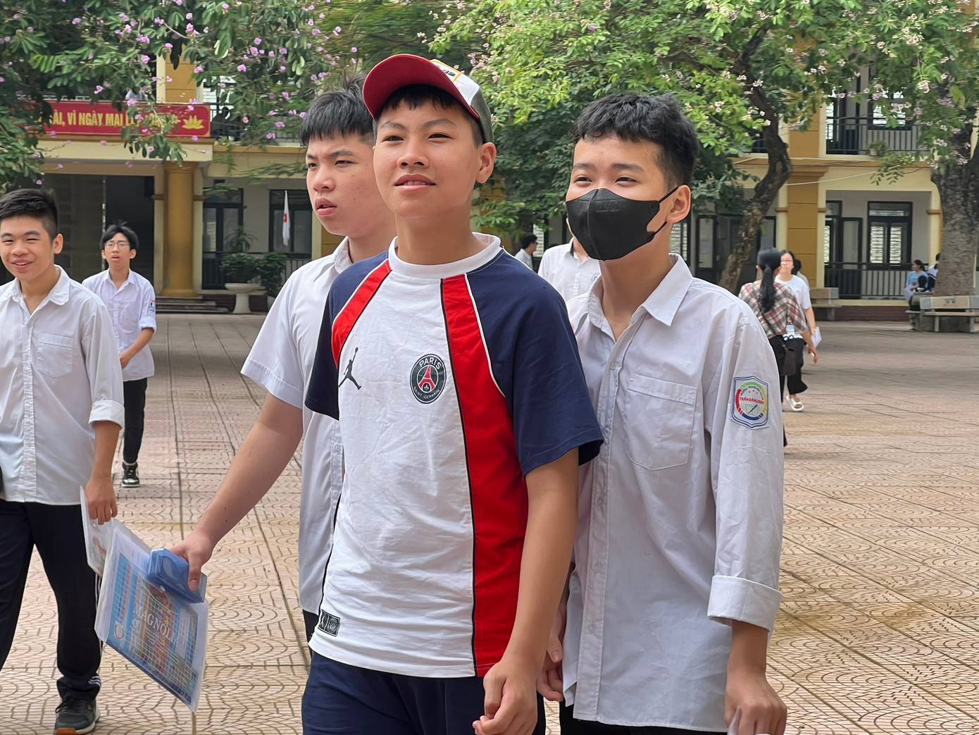 Thí sinh chia sẻ tâm trạng khá hồi hộp nhưng vẫn sẽ giữ tinh thần thoải mái, tự tin để làm bài thi trong 2 ngày tới. Thí sinh chia sẻ tâm trạng khá hồi hộp nhưng vẫn sẽ giữ tinh thần thoải mái, tự tin để làm bài thi trong 2 ngày tới.