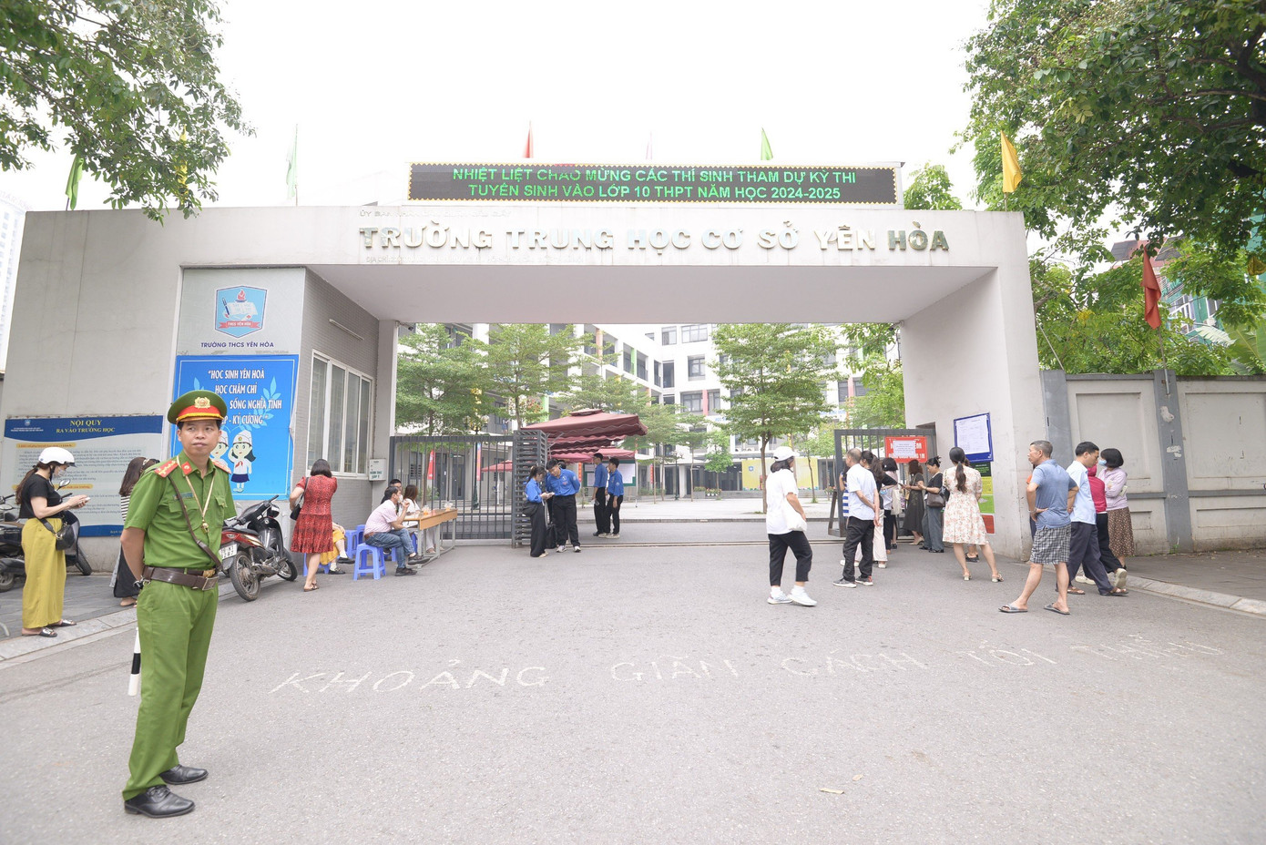 Công an, lực lượng thanh niên tình nguyện có mặt từ sớm để phân luồng, hướng dẫn thí sinh vào điểm thi. Công an, lực lượng thanh niên tình nguyện có mặt từ sớm để phân luồng, hướng dẫn thí sinh vào điểm thi.