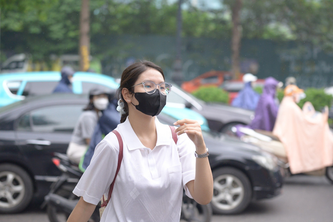 Nhiều phụ huynh đưa con đến điểm thi sớm để nghe phổ biến quy chế thi. Nhiều phụ huynh đưa con đến điểm thi sớm để nghe phổ biến quy chế thi.