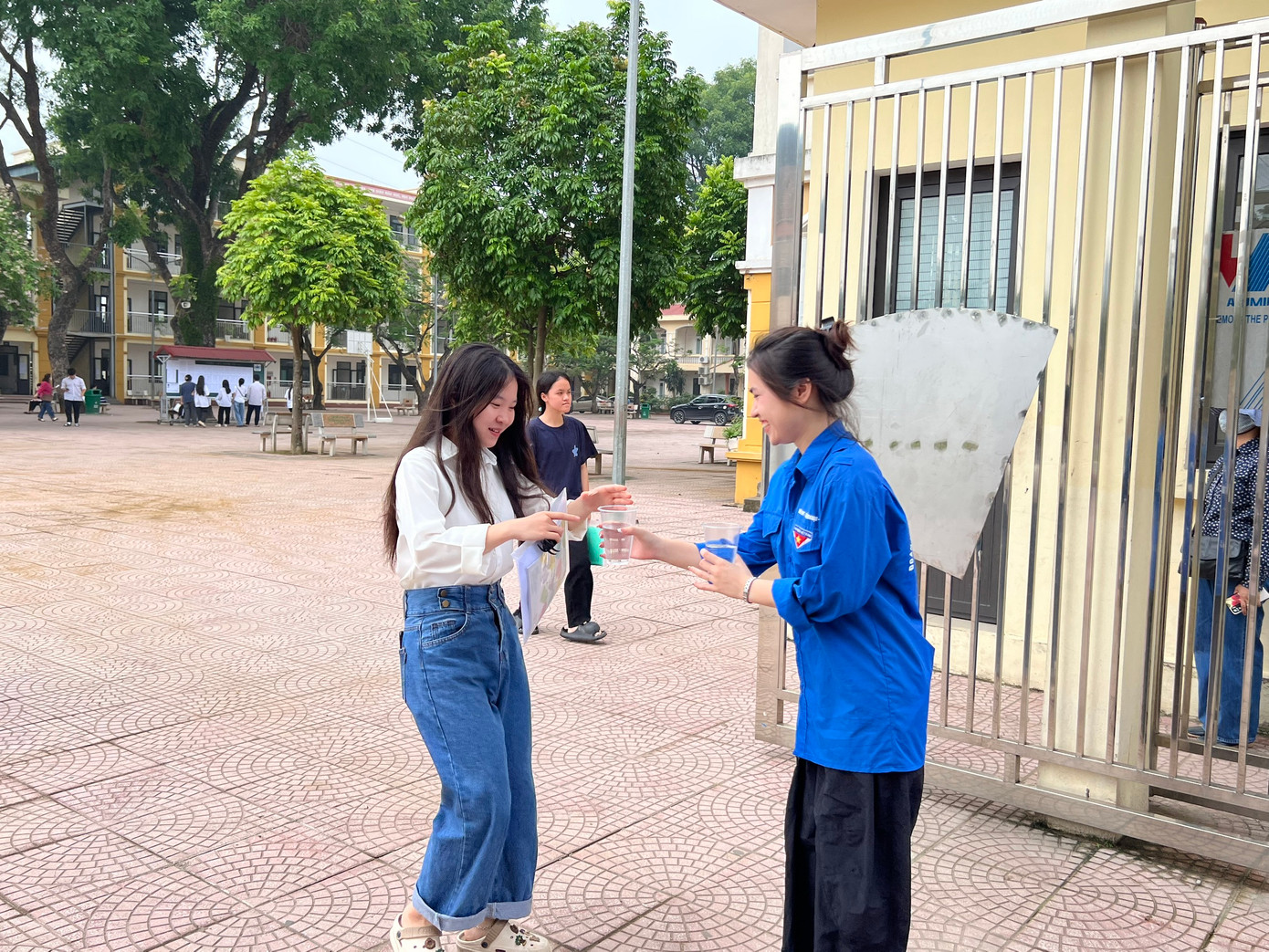 Thanh niên tình nguyện phát nước cho thí sinh. Thanh niên tình nguyện phát nước cho thí sinh.