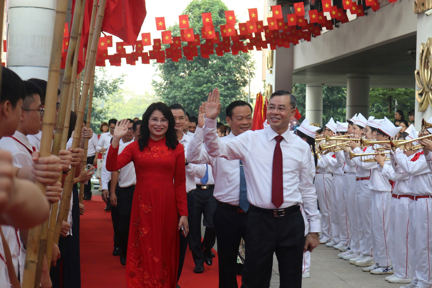 Cô trò Trường THCS Cầu Giấy hân hoan niềm vui trong lễ khai giảng để bắt đầu một năm học mới.