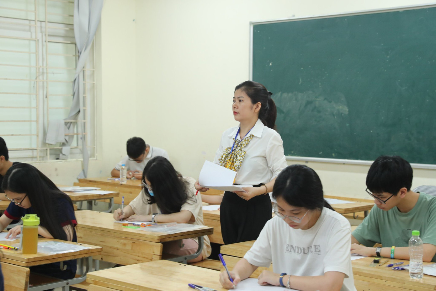 Nhiều phụ huynh chung tâm trạng hồi hộp, căng thẳng khi chọn trường để đặt NV dự tuyển cho con. Nhiều phụ huynh chung tâm trạng hồi hộp, căng thẳng khi chọn trường để đặt NV dự tuyển cho con.