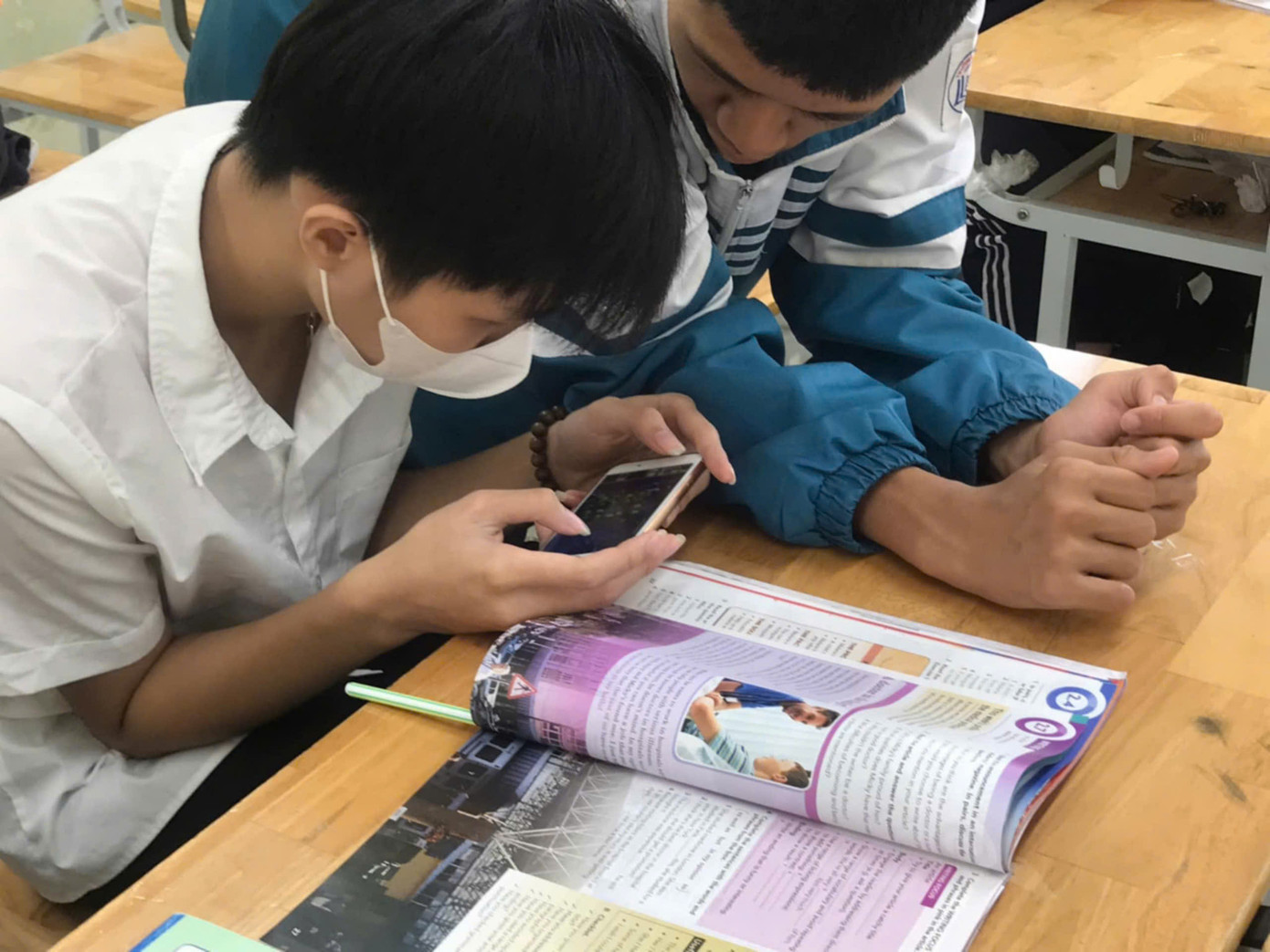 Quy định "cấm" sử dụng điện thoại trong giờ học của Sở GD&ĐT Hà Nội nhanh chóng nhận được sự đồng tình, ủng hộ của nhiều phụ huynh. Quy định "cấm" sử dụng điện thoại trong giờ học của Sở GD&ĐT Hà Nội nhanh chóng nhận được sự đồng tình, ủng hộ của nhiều phụ huynh.