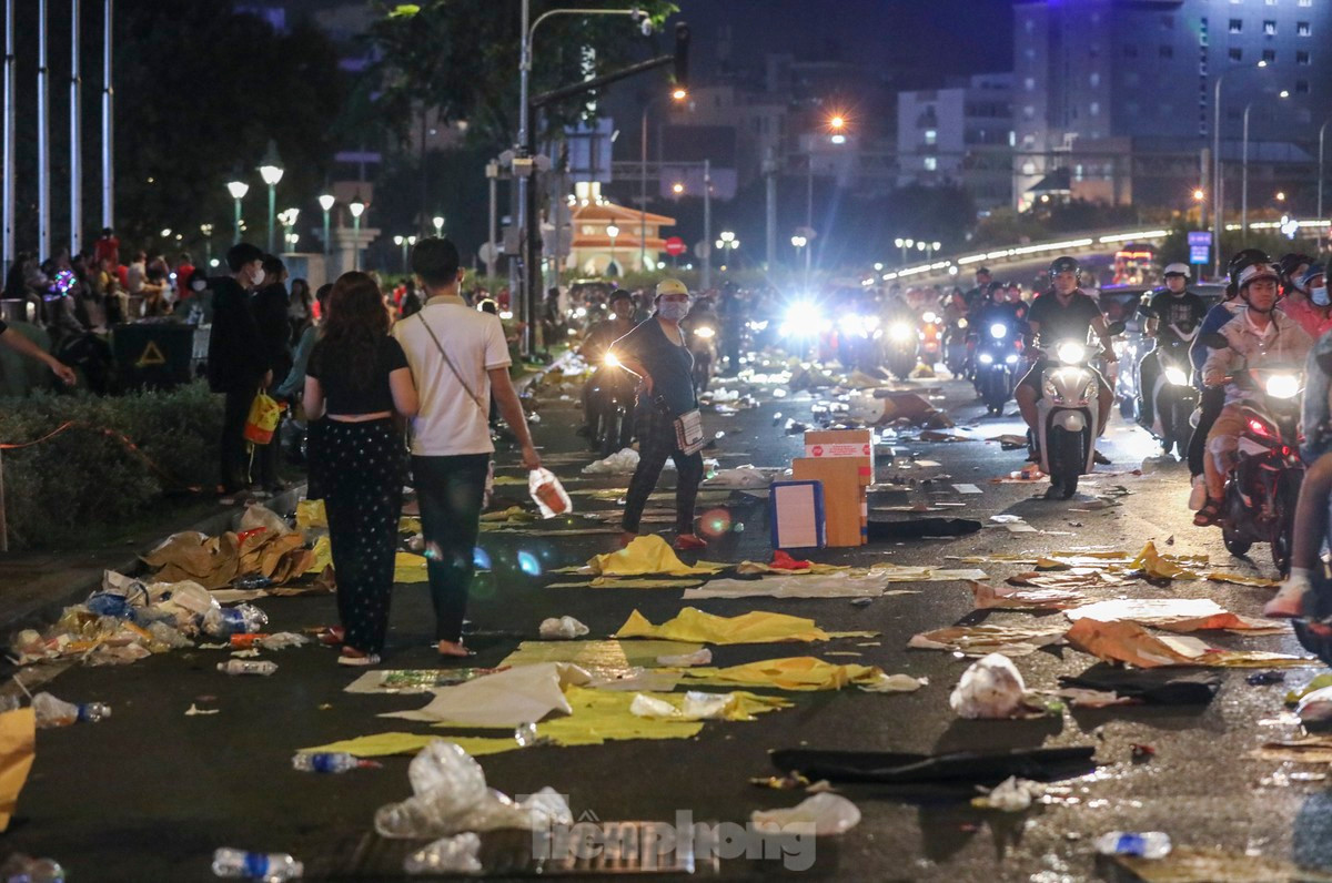 Rác thải nhựa được thải ra sau đêm giao thừa ở TPHCM. Ảnh Duy Anh.