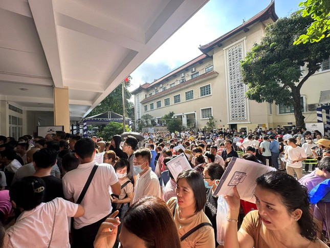 Năm 2024, Sở GD&amp;ĐT Hà Nội quán triệt các trường tuyển sinh trực tuyến do đó đã chấm dứt tình trạng phụ huynh xếp hàng nộp hồ sơ tuyển sinh đầu cấp.