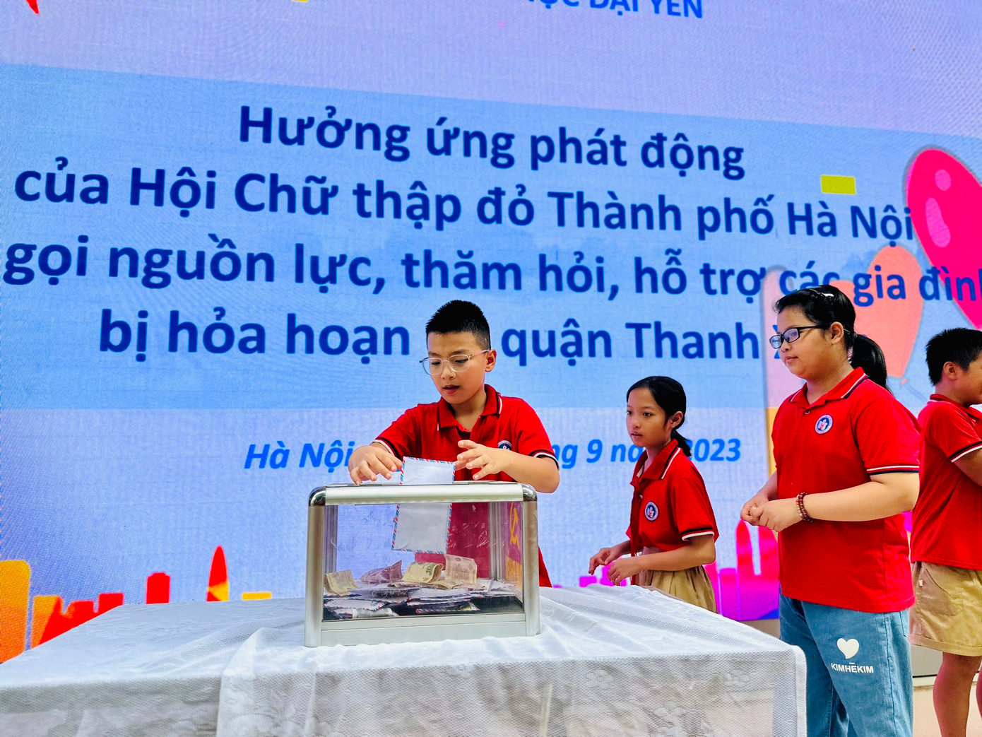 Ngay sau đó, học sinh, thầy cô cùng chung tay quyên góp, hỗ trợ các nạn nhân với mong muốn làm vơi đi nỗi đau.