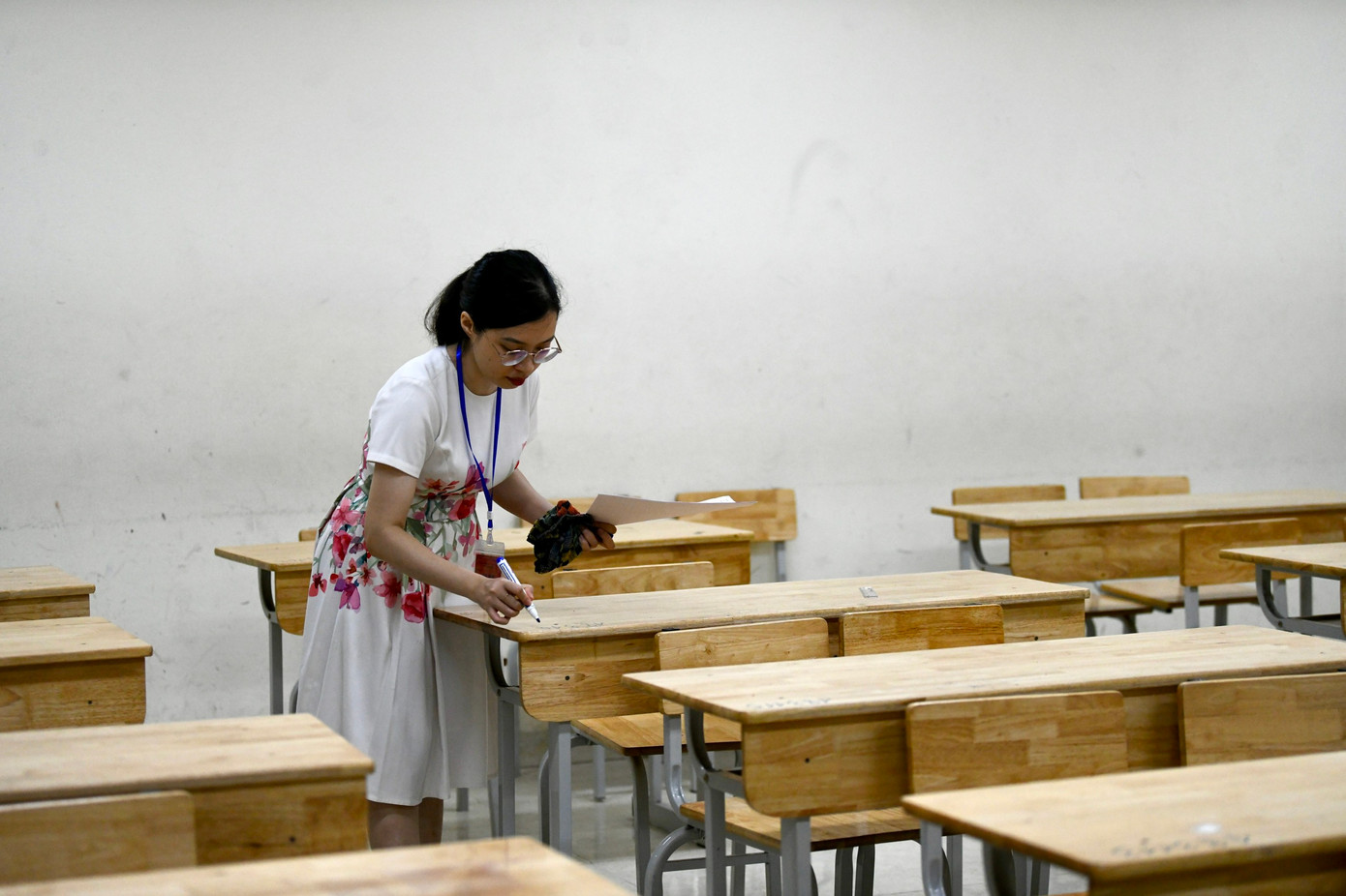 Cán bộ coi thi đánh số báo danh trước giờ thi môn Toán sáng nay tại một điểm thi. (ảnh: Như Ý) Cán bộ coi thi đánh số báo danh trước giờ thi môn Toán sáng nay tại một điểm thi. (ảnh: Như Ý)