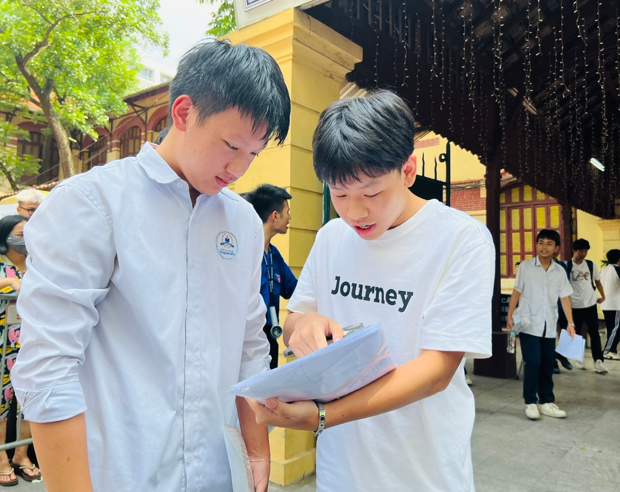 Thí sinh trao đổi bài sau khi hoàn thành bài thi môn Toán tại điểm thi THPT Trần Phú, Hoàn Kiếm (Hà Nội). ảnh: Hà Linh Thí sinh trao đổi bài sau khi hoàn thành bài thi môn Toán tại điểm thi THPT Trần Phú, Hoàn Kiếm (Hà Nội). ảnh: Hà Linh